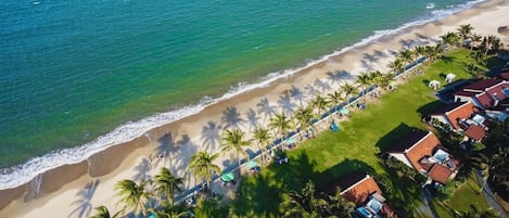 Privatstrand, weißer Sandstrand, Liegestühle, Sonnenschirme