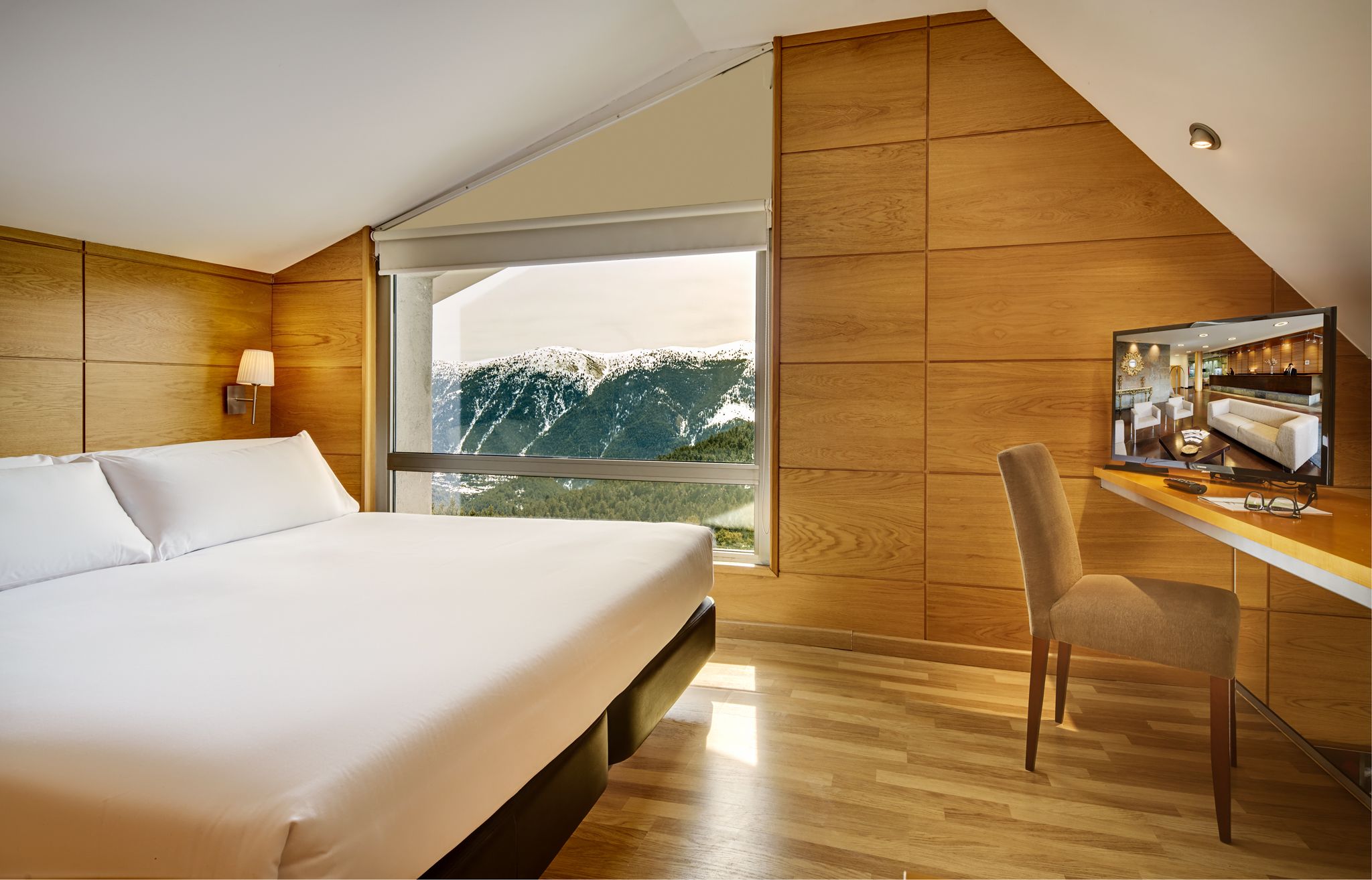 junior suite (2 adults) | 1 bedroom, minibar, in-room safe, desk