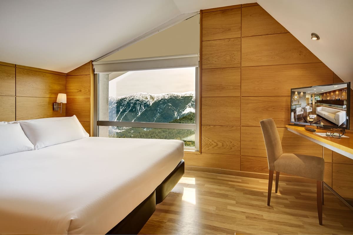 junior suite (2 adults) | 1 bedroom, minibar, in-room safe, desk