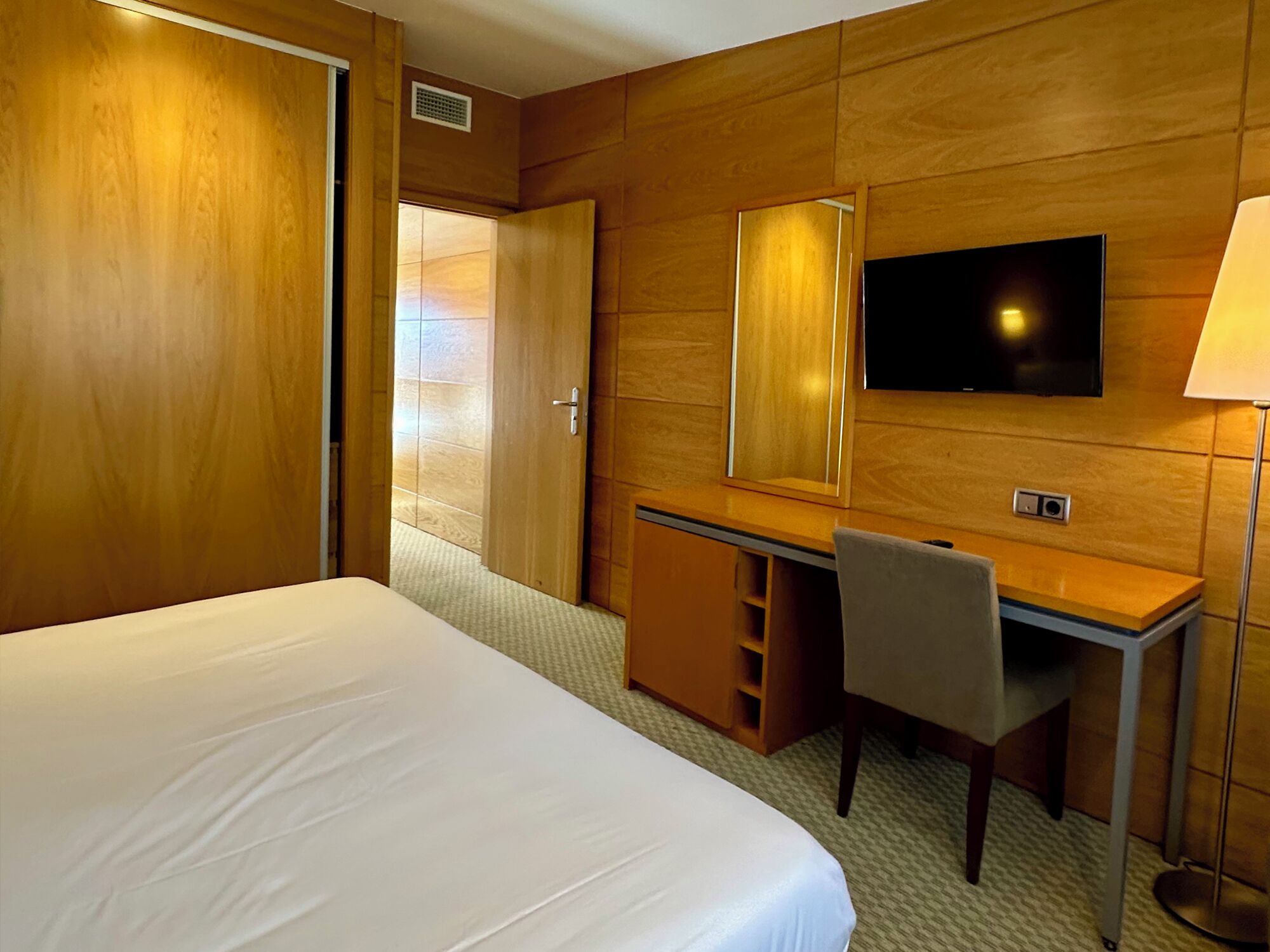 junior suite (2 adults) | 1 bedroom, minibar, in-room safe, desk
