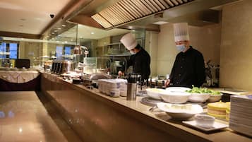 Daily buffet breakfast (CNY 68 per person)