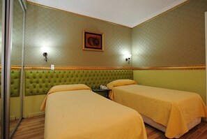 Quarto quádruplo standard | Frigobar, cofres nos quartos, individualmente decorados