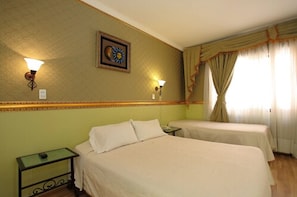 Minibar, in-room safe, individually decorated, individually furnished - Hotel España (Santiago)
