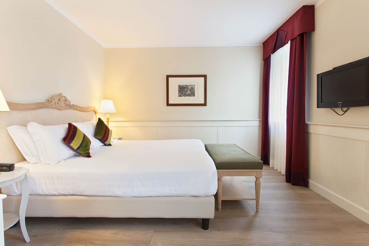 Een minibar, een kluis op de kamer, een bureau, geluiddichte muren