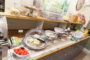 Bữa sáng buffet hàng ngày với phụ phí nhỏ 