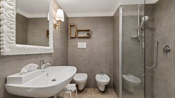 Shower, free toiletries, hair dryer, bidet