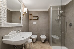 Bruser, gratis toiletartikler, hårtørrer, bidet