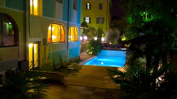 Seasonal outdoor pool, open 7:30 AM to 9:30 PM, pool umbrellas