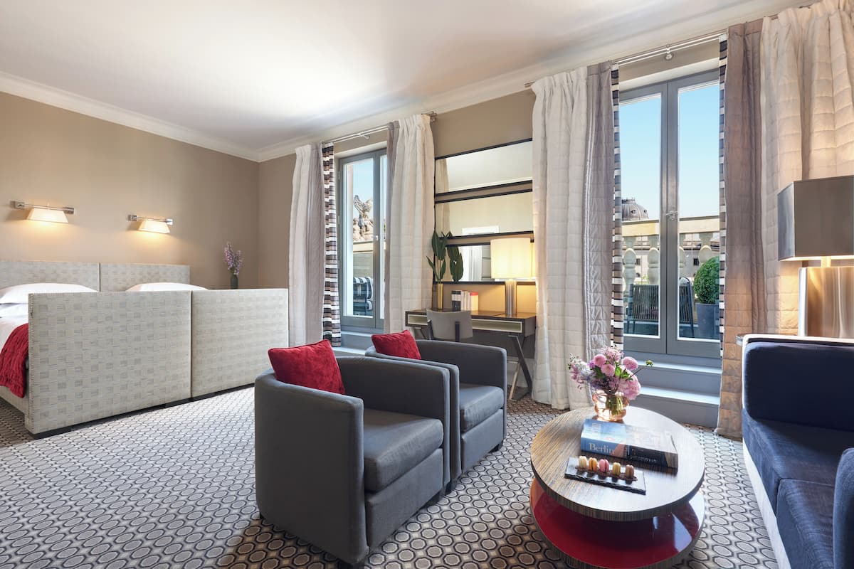 Junior Suite, Balcony (Bebelplatz) | Hypo-allergenic bedding, minibar, in-room safe, individually decorated