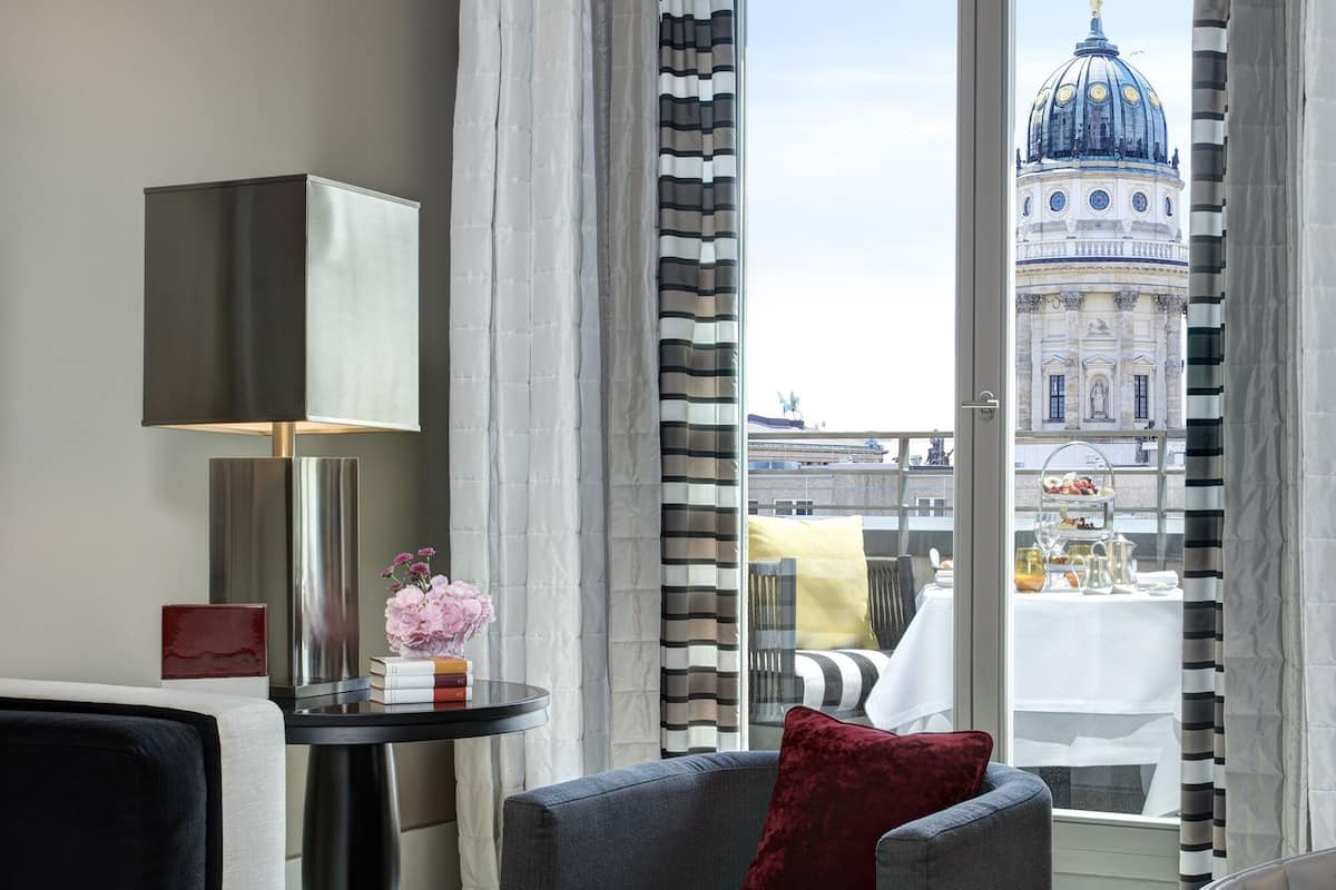 Suite clásica | Zona de estar | Una Smart TV, una consola de videojuegos, juguetes, películas de pago