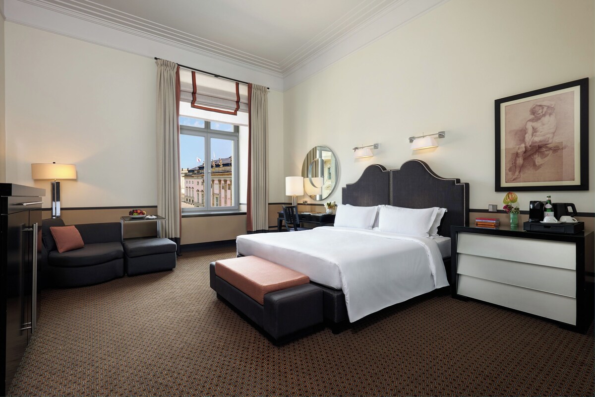 Premier Room | Hypo-allergenic bedding available, minibar, in-room safe, desk