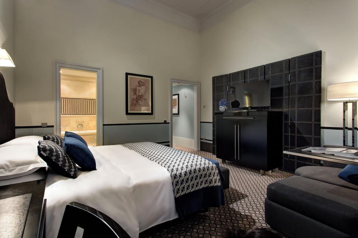 高級客房 | 防敏寢具、迷你吧、房內夾萬、獨特設計