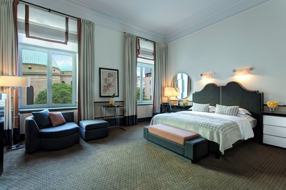 Hypo-allergenic bedding, minibar, in-room safe, individually decorated