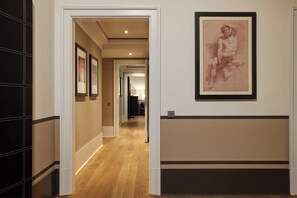 Roupas de cama antialérgicas, frigobar, cofres nos quartos