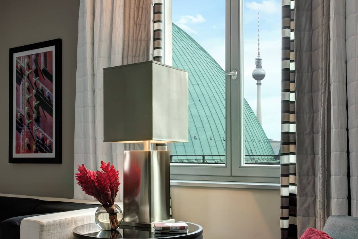 Suite junior, vistas a la ciudad | Ropa de cama hipoalergénica, minibar, caja fuerte