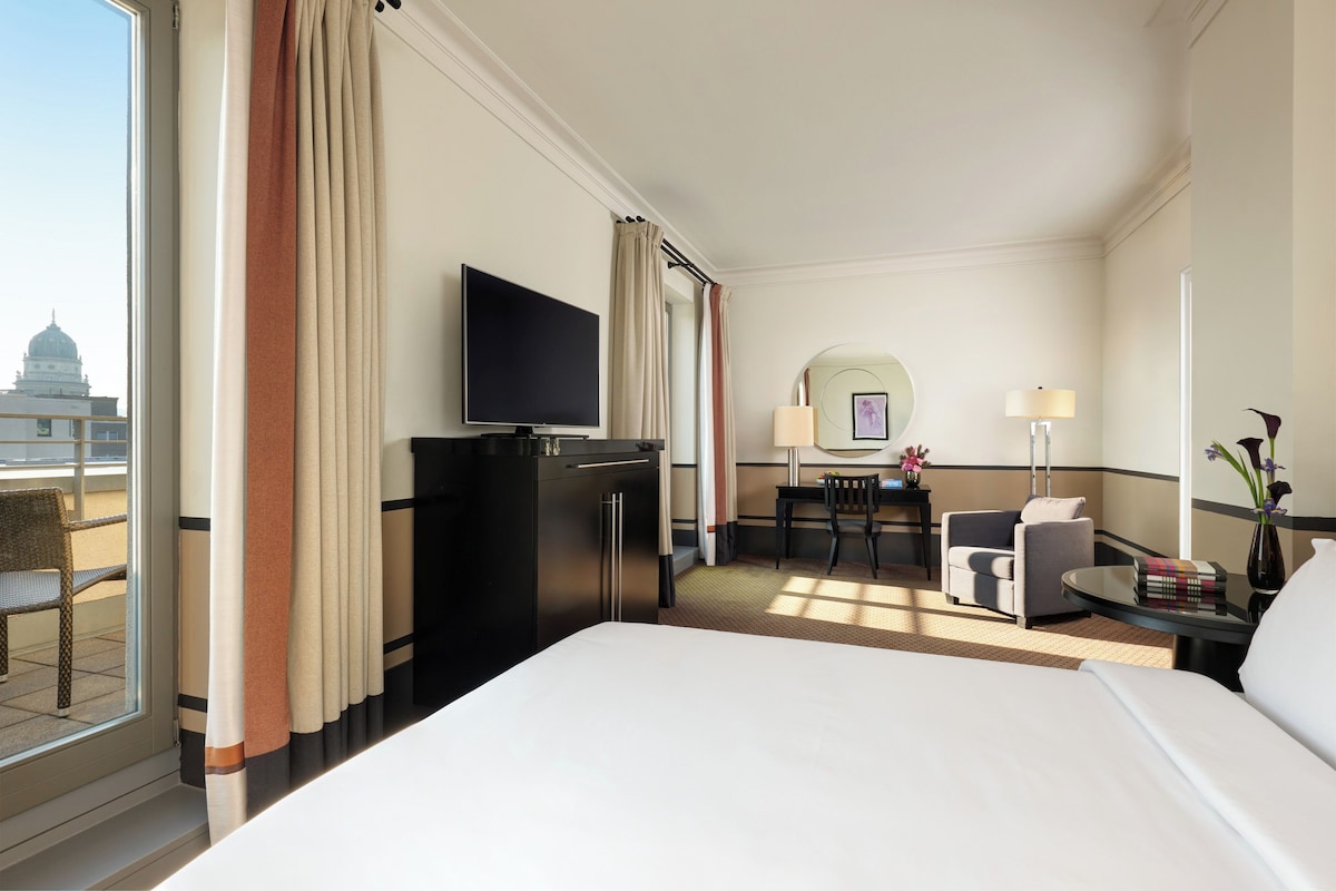 Deluxe Room, Balcony | Hypo-allergenic bedding available, minibar, in-room safe, desk