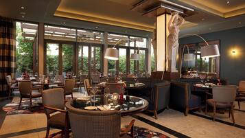 Phục vụ bữa sáng, bữa trưa, bữa tối, món Ý