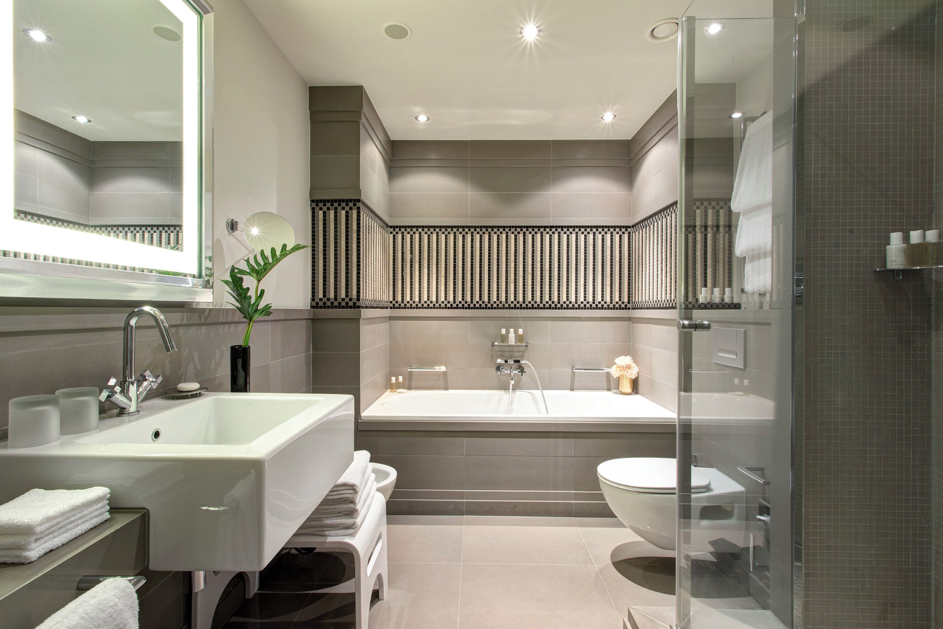 Badewanne und Dusche (separat), Regendusche, Designer-Toilettenartikel