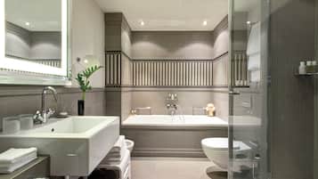 Badewanne und Dusche (separat), Regendusche, Designer-Toilettenartikel