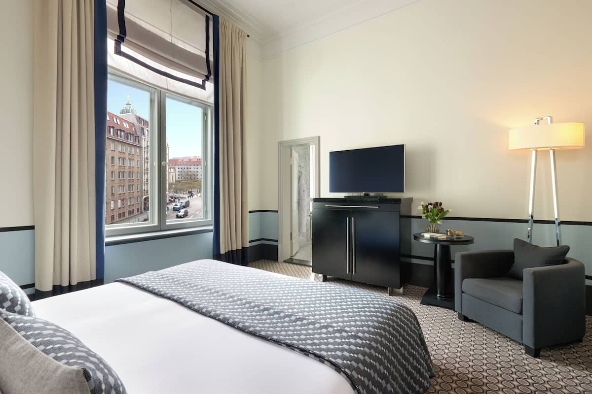 Classic Room, City View | Hypo-allergenic bedding, minibar, in-room safe, individually decorated
