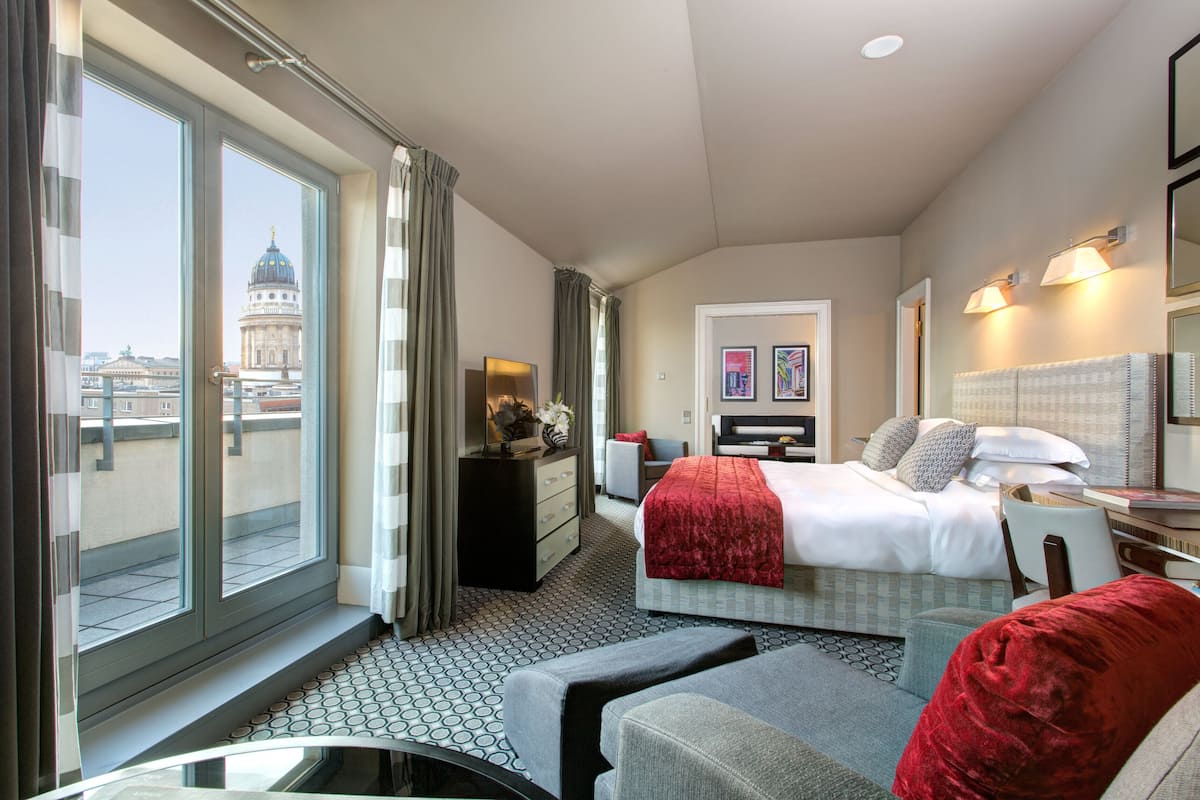 superior suite | hypo-allergenic bedding, minibar, in-room safe, desk