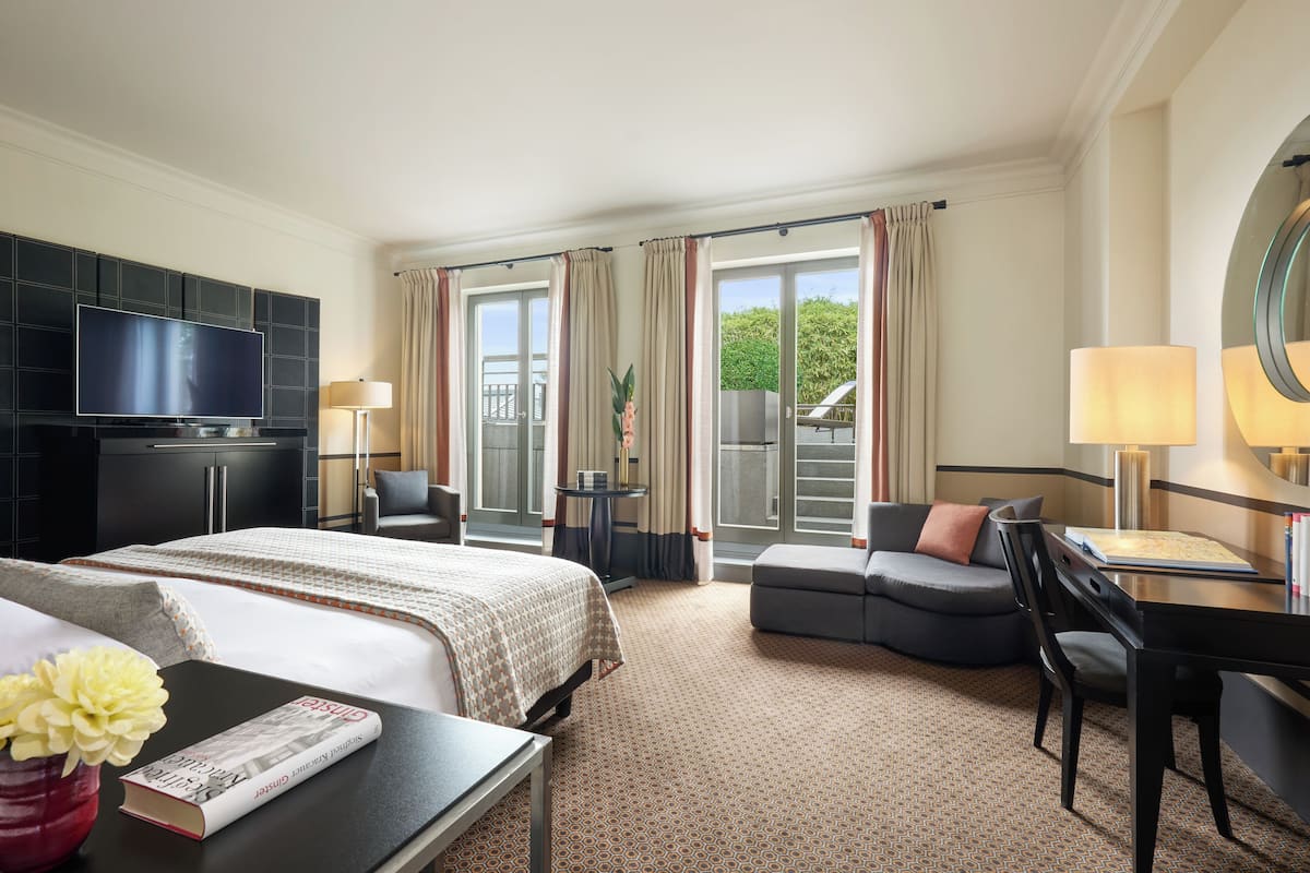 Deluxe Room, Terrace | Hypo-allergenic bedding, minibar, in-room safe, individually decorated