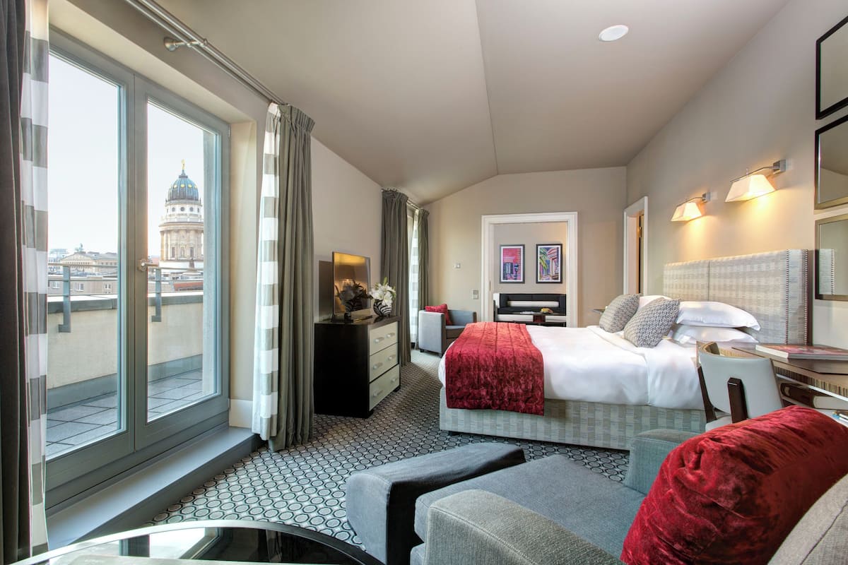 Hypo-allergenic bedding, minibar, in-room safe, desk