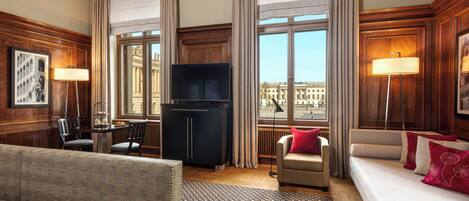 Hypo-allergenic bedding, minibar, in-room safe, individually decorated