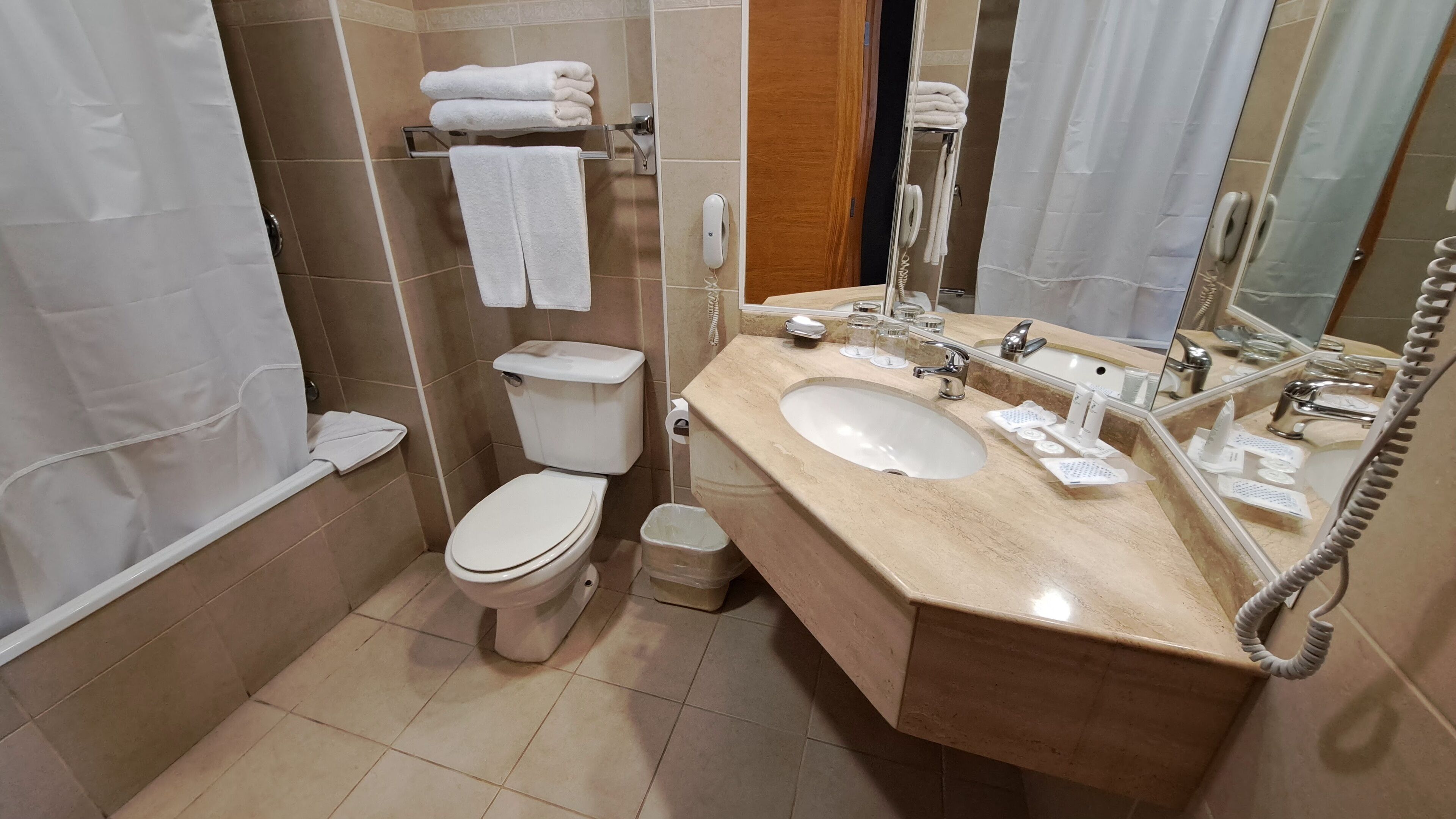 combined shower/bathtub, hair dryer, towels