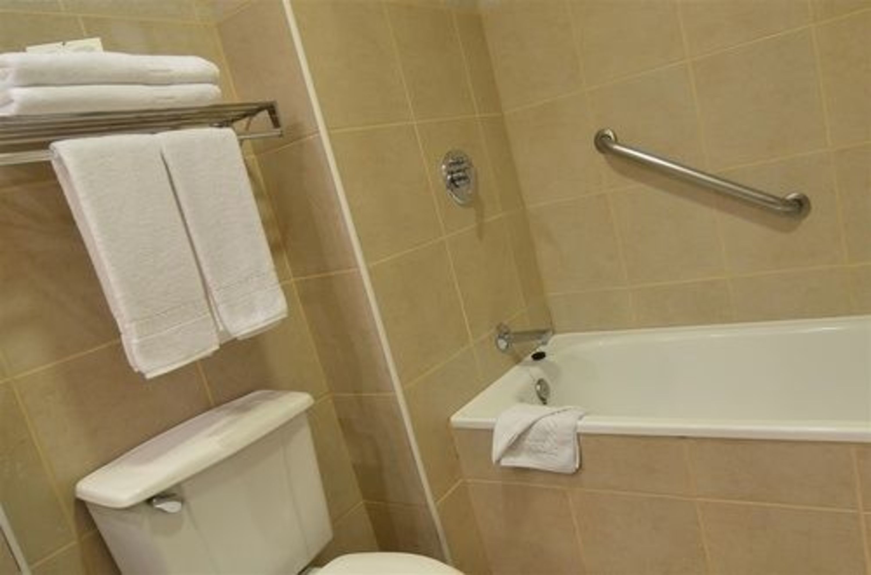 combined shower/bathtub, hair dryer, towels