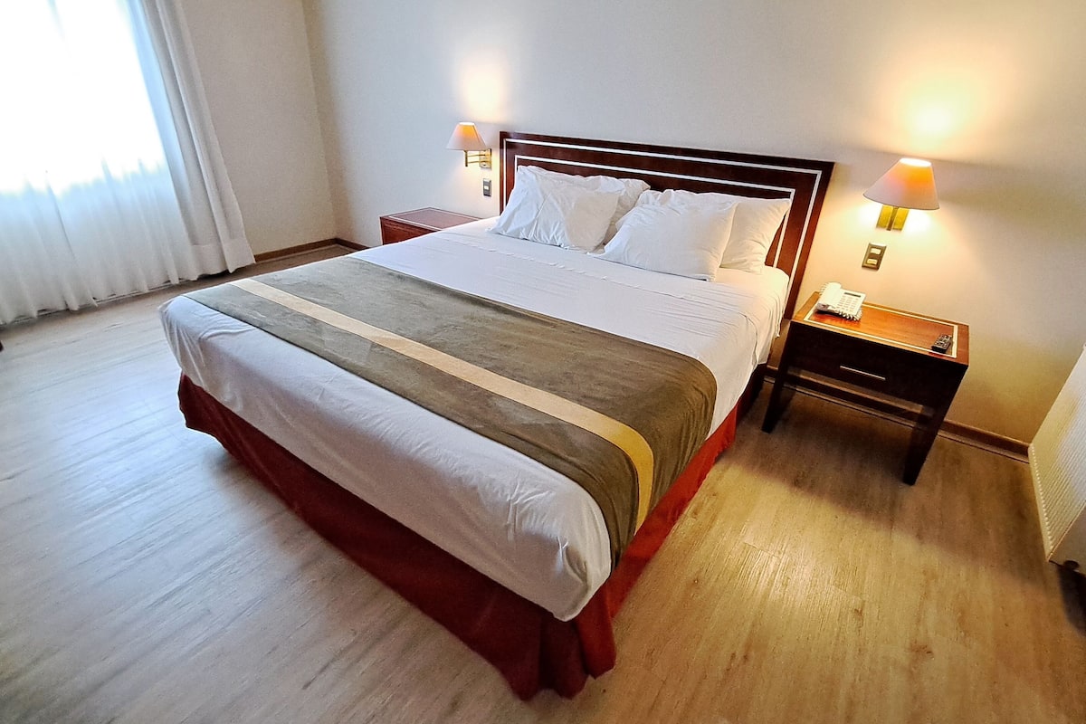 standard room | 1 bedroom, minibar, in-room safe, desk