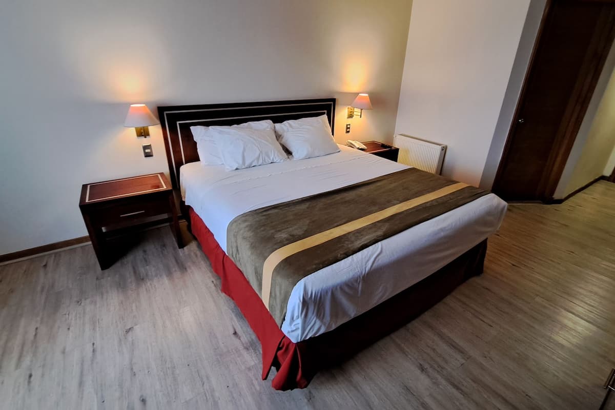 standard room | 1 bedroom, minibar, in-room safe, desk