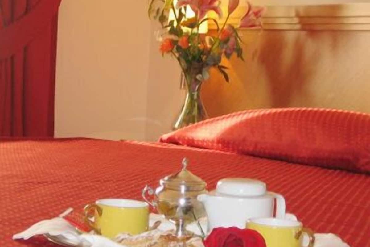 2 bedrooms, down duvets, minibar, in-room safe