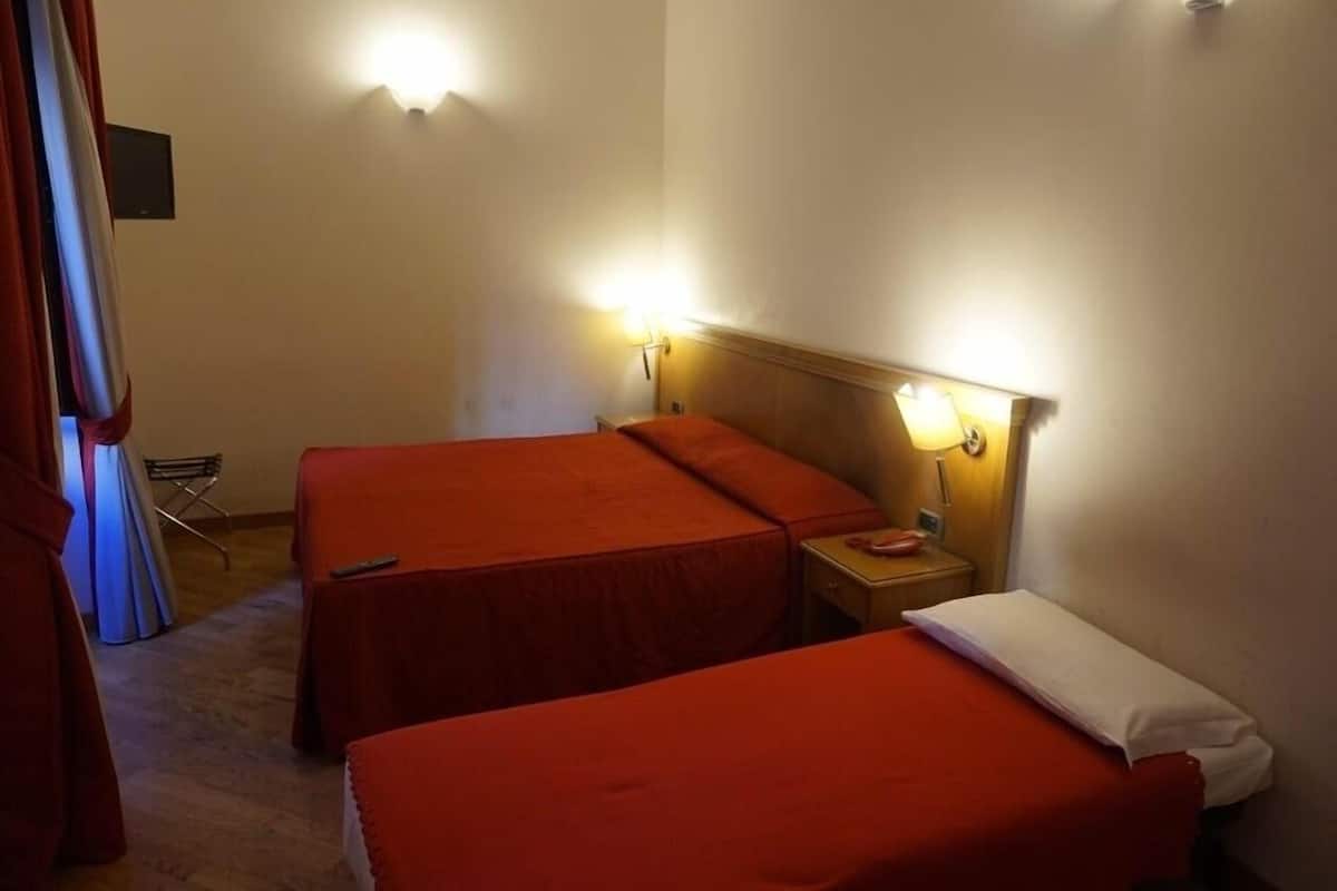 2 bedrooms, down duvets, minibar, in-room safe