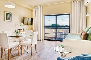 Apartamento, 1 habitación, vistas a la piscina | Escritorio, tabla de planchar con plancha, cunas gratuitas y wifi gratis