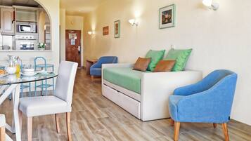 Appartamento, 2 camere da letto | Area soggiorno | TV LED