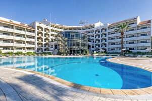 Una piscina al aire libre, tumbonas