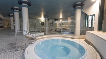 Indoor spa tub