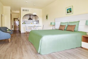 Studio - utsikt mot poolen | Skrivbord, strykjärn/strykbräda, gratis barnsängar och gratis wi-fi