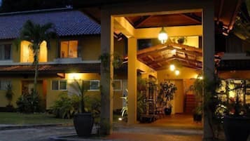 Fachada de la propiedad por la tarde o noche