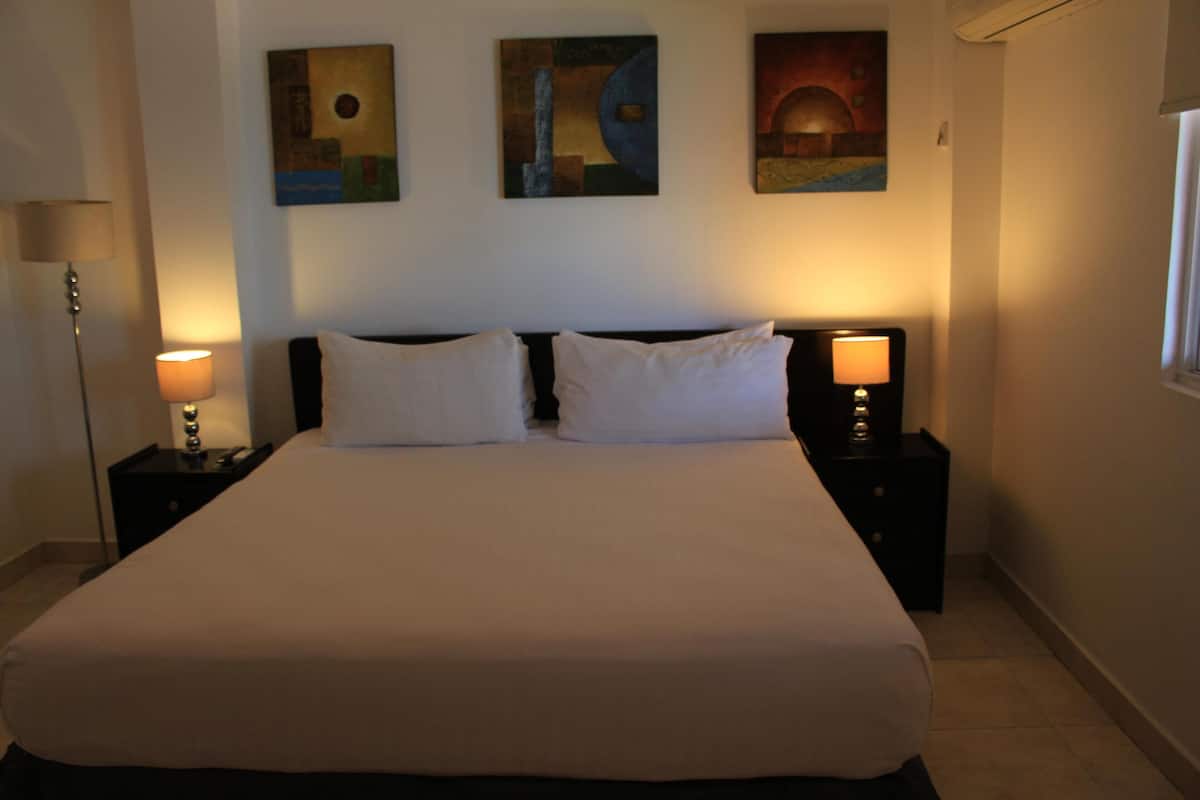 Ropa de cama de alta calidad y caja de seguridad en la habitación