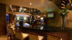 3 bars/lounges, poolside bar - Waymore Hotel Spa and Casino (Panama City)