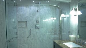 Junior Suite, 1 King Bed | Bathroom | Shower, free toiletries, hair dryer - Waymore Hotel Spa and Casino (Panama City)