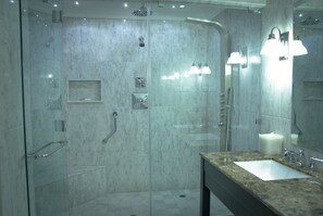 Junior Suite, 1 King Bed | Bathroom | Shower, free toiletries, hair dryer - Waymore Hotel Spa and Casino (Panama City)
