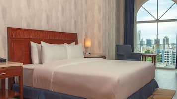 Hochwertige Bettwaren, Zimmersafe, Schreibtisch, Verdunkelungsvorhänge