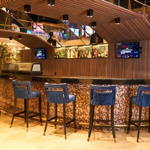 3 bar/ruang istirahat, bar tepi kolam 