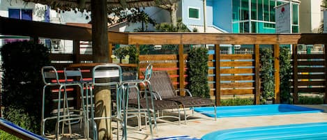 Piscina externa, funciona das 9h às 20h, espreguiçadeiras