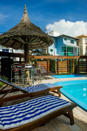 Alberca al aire libre, acceso de 09:00 a 20:00, y camastros 