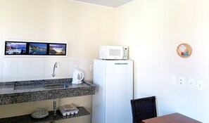 Refrigerador, microondas, tetera/pava eléctrica, utensilios de cocina