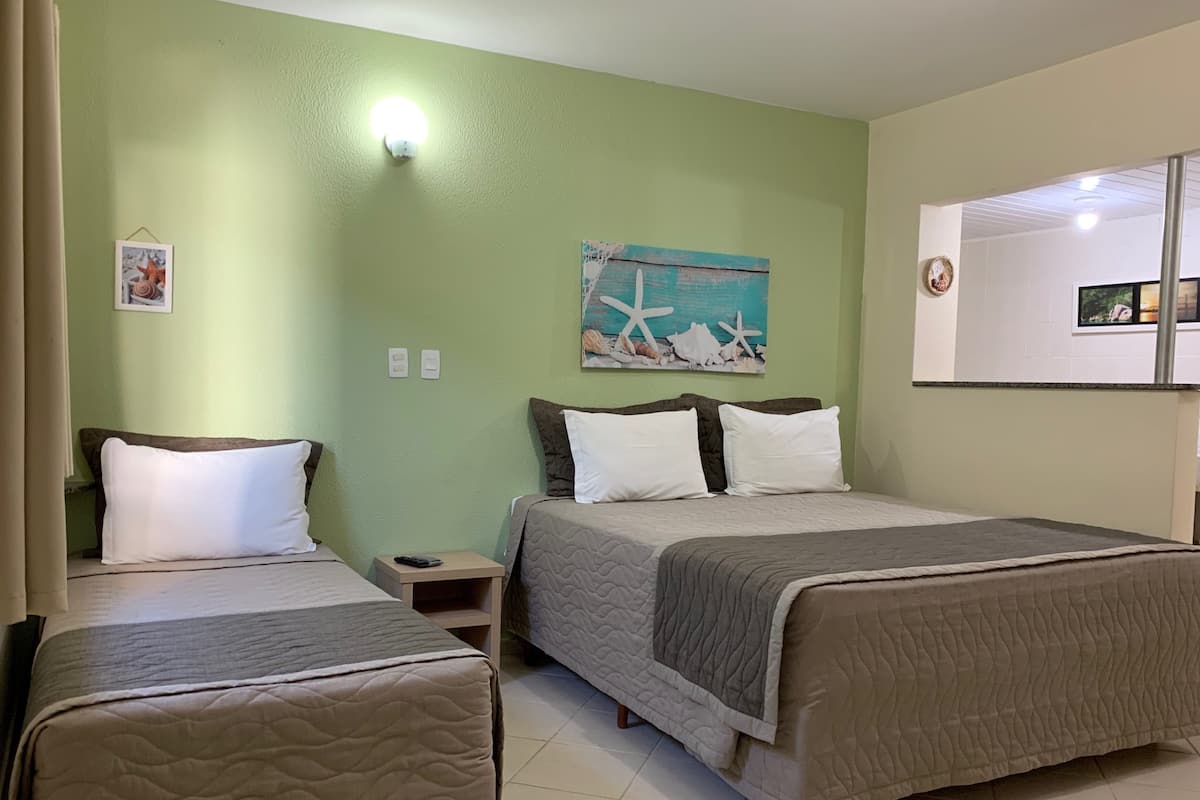 Chambre Triple, réfrigérateur et four à micro-ondes, rez-de-chaussée